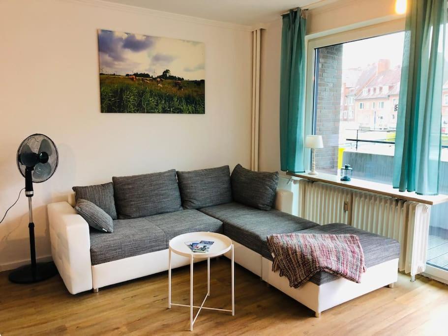 Zentrale Studio Wohnung In Emden Bagian luar foto