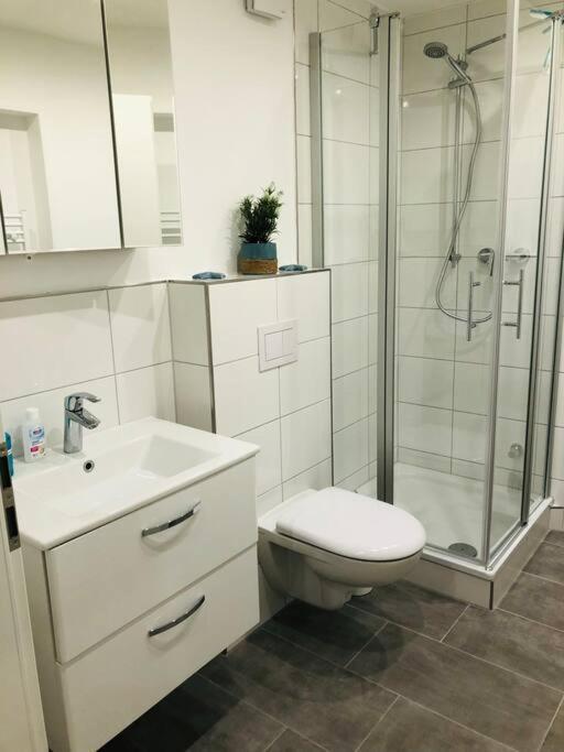 Zentrale Studio Wohnung In Emden Bagian luar foto