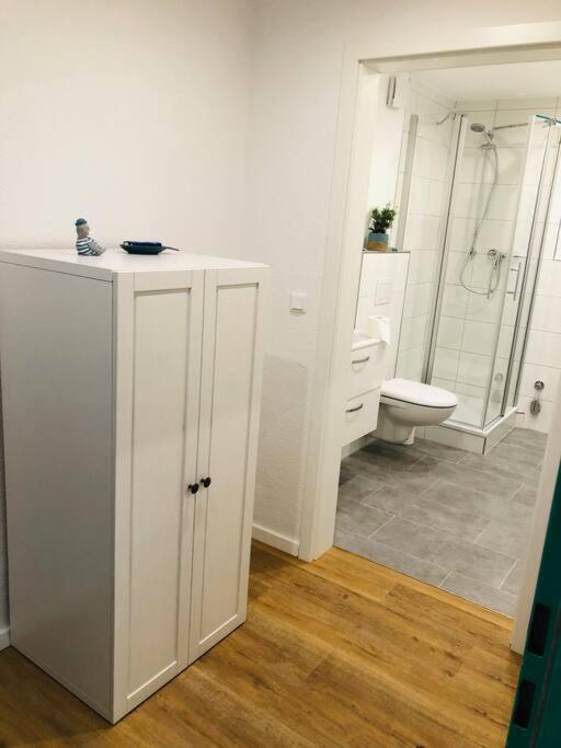 Zentrale Studio Wohnung In Emden Bagian luar foto